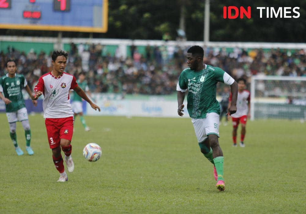 Jose Valencia mencetak gol saat debut kontra Sada Sumut FC pada lanjutan Liga 2 musim 2023/2024 di Stadion Teladan, Sabtu (11/11/2023) (IDN Times/Doni Hermawan)