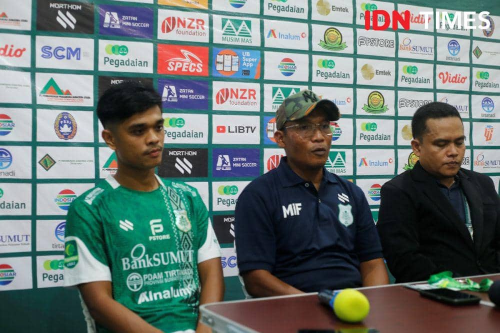 Pelatih PSMS Miftahudin Mukson dan Striker Sandeni Sidabutar (IDN Times/Doni Hermawan)