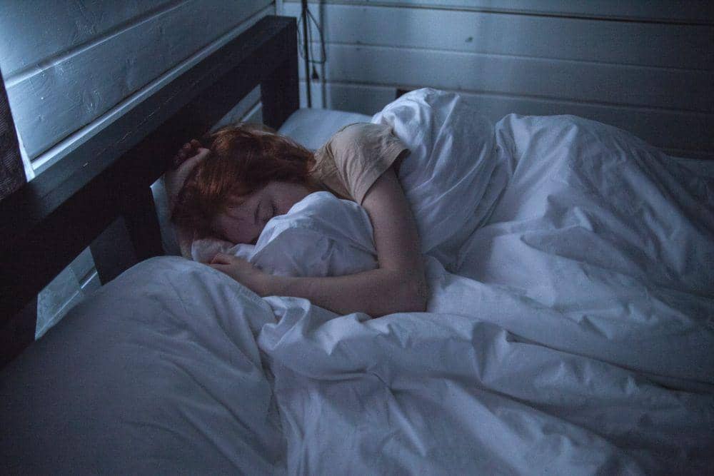 ilustrasi mengistirahatkan fisik dengan tidur (pexels.com/Ivan Oboleninov)