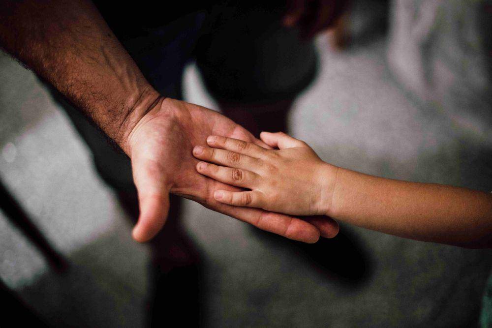 ilustrasi tangan ayah dan anak (pexels.com/Juan Pablo Serrano Arenas)