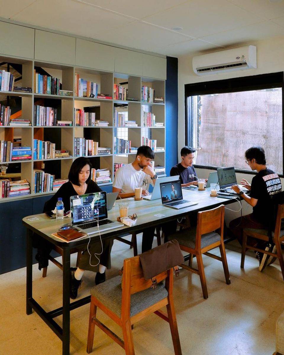 Blanco Coffee and Books (instagram.com/blancocoffeeid)