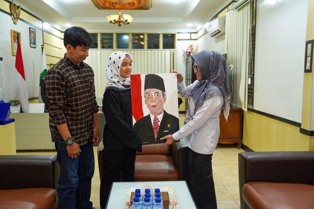 Seniman Cilik Beri Wali Kota Susanti Lukisan Adam Malik