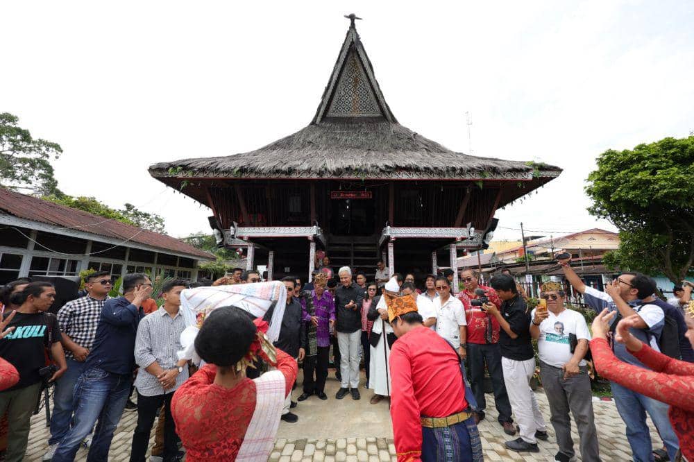 Ganjar Pranowo berkunjung ke Museum Simalungun, Siantar, Sabtu (11/11/2023). (Dok. IDN Times)