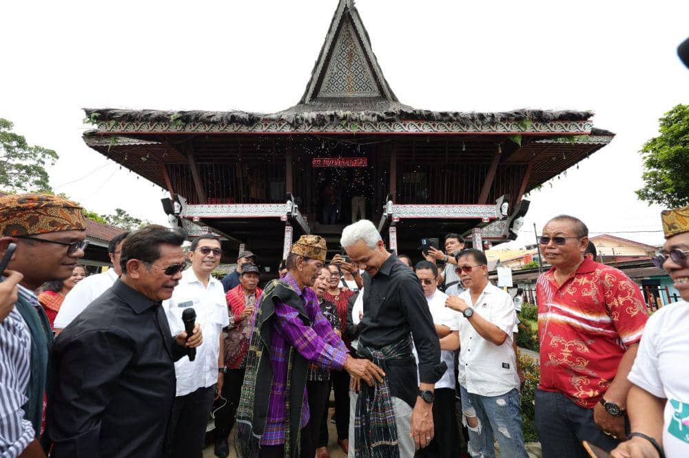 Ganjar Pranowo diulosi saat berkunjung ke Museum Simalungun, Siantar, Sabtu (11/11/2023). (Dok. IDN Times)