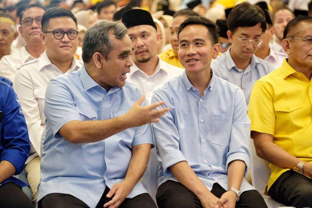 Sekjen Partai Gerindra Ahmad Muzani mendampingi Cawapres Gibran Rakabuming Raka blusukan di Pasar Natar, Lampung, Sabtu (11/11/2023). (Dok. DPP Gerindra).