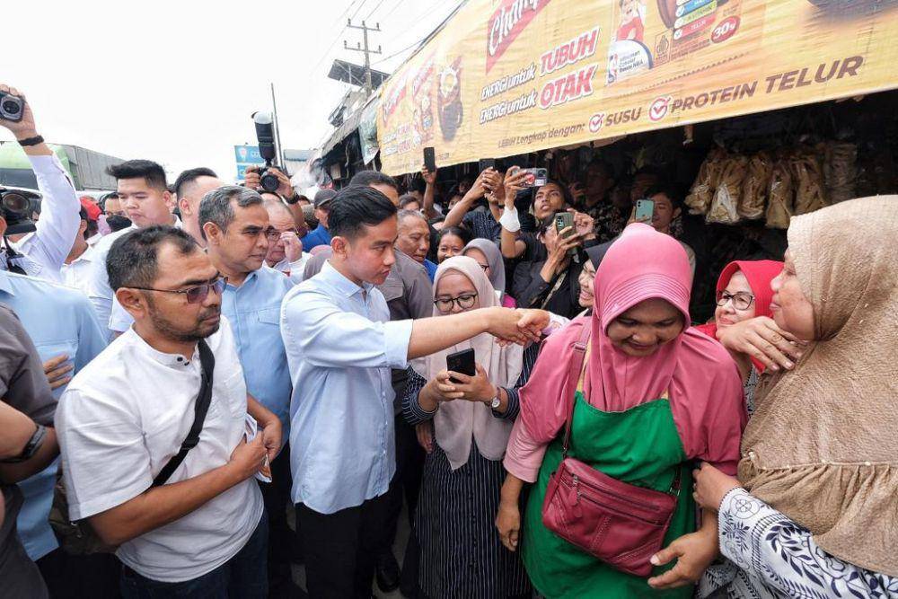 Sekjen Partai Gerindra Ahmad Muzani mendampingi Cawapres Gibran Rakabuming Raka blusukan di Pasar Natar, Lampung, Sabtu (11/11/2023). (Dok. DPP Gerindra).