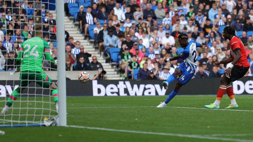 Simon Adingra mencetak gol ke gawang Luton Town di EPL 2023/2024. (brightonandhovealbion.com)
