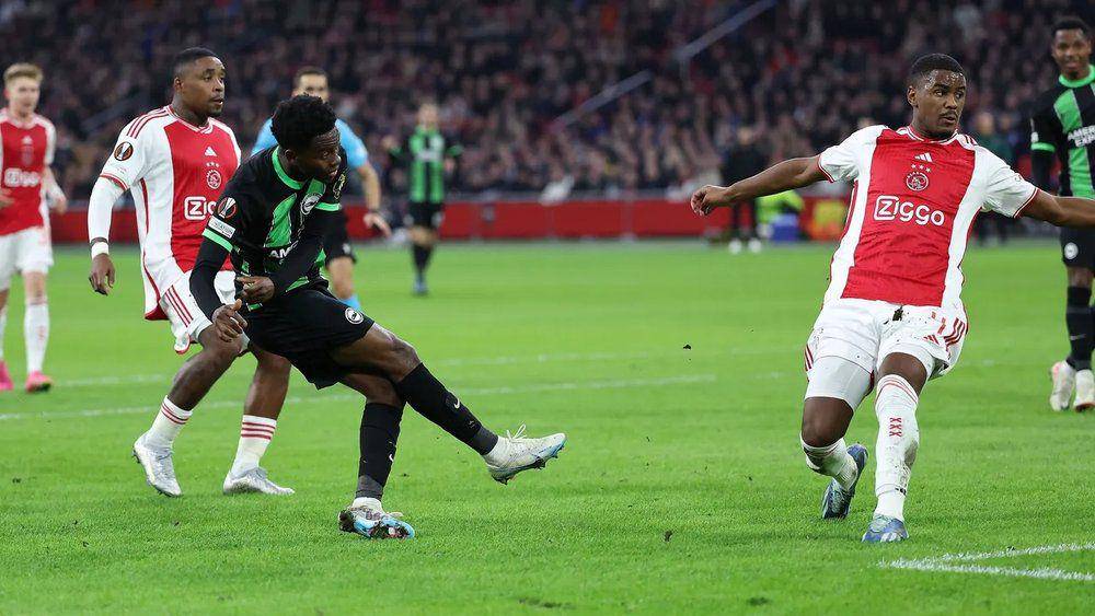 Simon Adingra mencetak gol ke gawang Ajax Amsterdam di Europa League 2023/2024. (brightonandhovealbion.com)