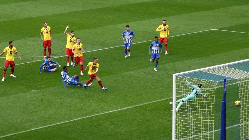 Tendangan Simon Adingra tak mampu ditahan kiper Sheffield United. (brightonandhovealbion.com)