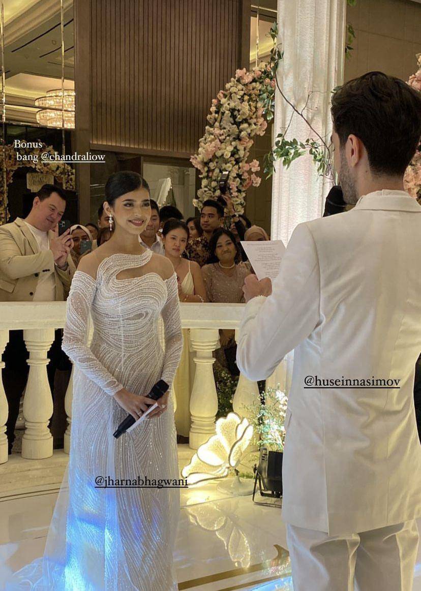 potret resepsi pernikahan Jharna Bhagwani dan Husein Nasimov (instagram.com/amelynalestari.com)