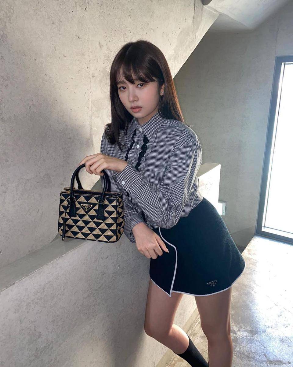 referensi outfit girly ala Rei IVE (instagram.com/ivestarship)