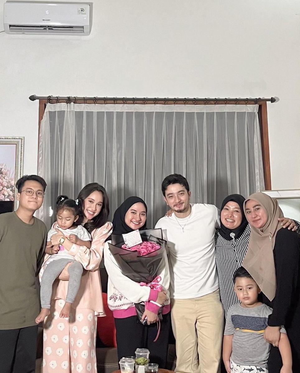 7 Potret Kedekatan Nadzira Shafa dan Pemain Film 172 Days