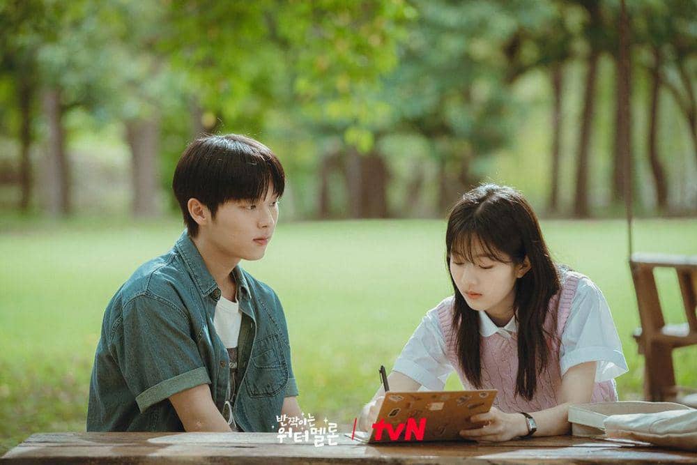 9 Bukti Ha Yi Chan Bucin Yoon Chung Ah di Drakor Twinkling Watermelon