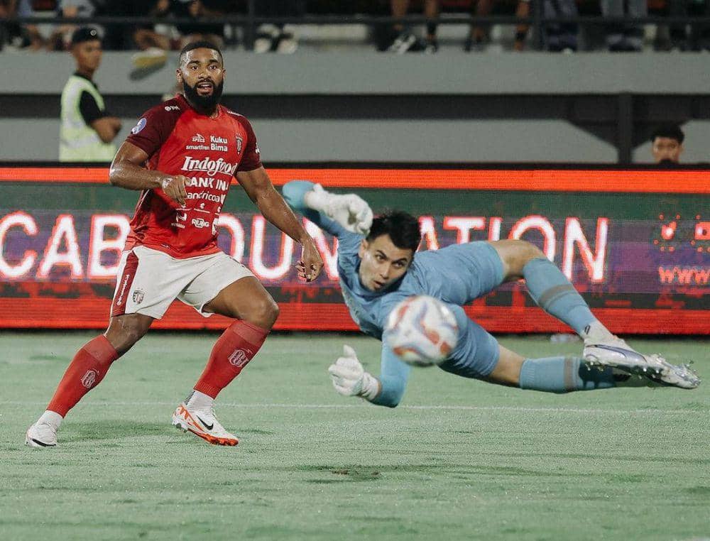 Jefferson Assis saat melakukan serangan ke gawang Nadeo. (Instagram.com/baliunitedfc)