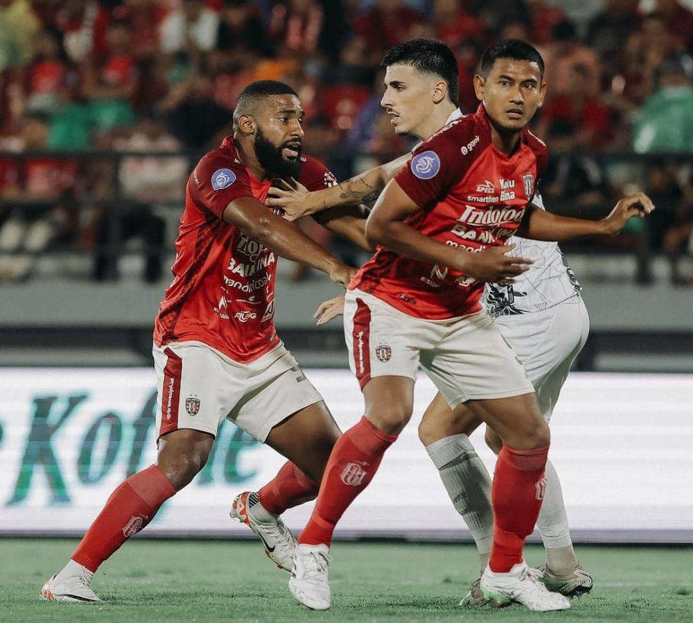 Pemain Bali United (merah) saat berhadapan dengan pemain Borneo FC (putih). (Instagram.com/baliunitedfc)