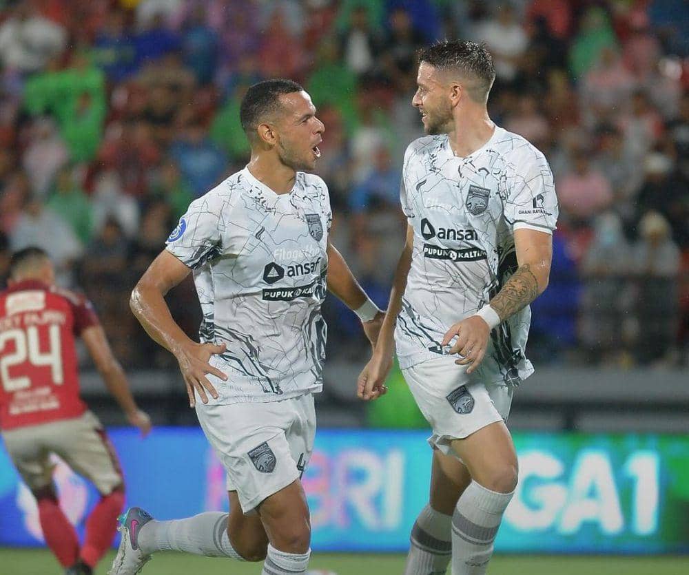 Felipe Cadenazzi (kanan) usai mencetak gol ke gawang Adilson Maringa. (Instagram.com/borneofc.id)