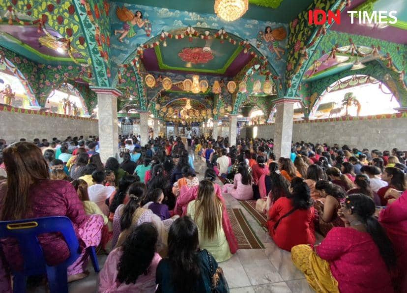 Suasana perayaan Deepavali di kuil Shri Mariamman Medan (IDN Times/Indah Permata Sari)