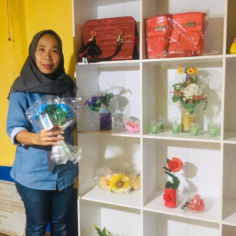 Nasabah Mekaar binaan PNM Kota Makassar ini bisa dibilang sukses menjadi pahlawan daur ulang dengan memproduksi kreasi produk. Mulai dari hiasan bunga, tas, hingga beragam furniture keren. (Dok. PNM)