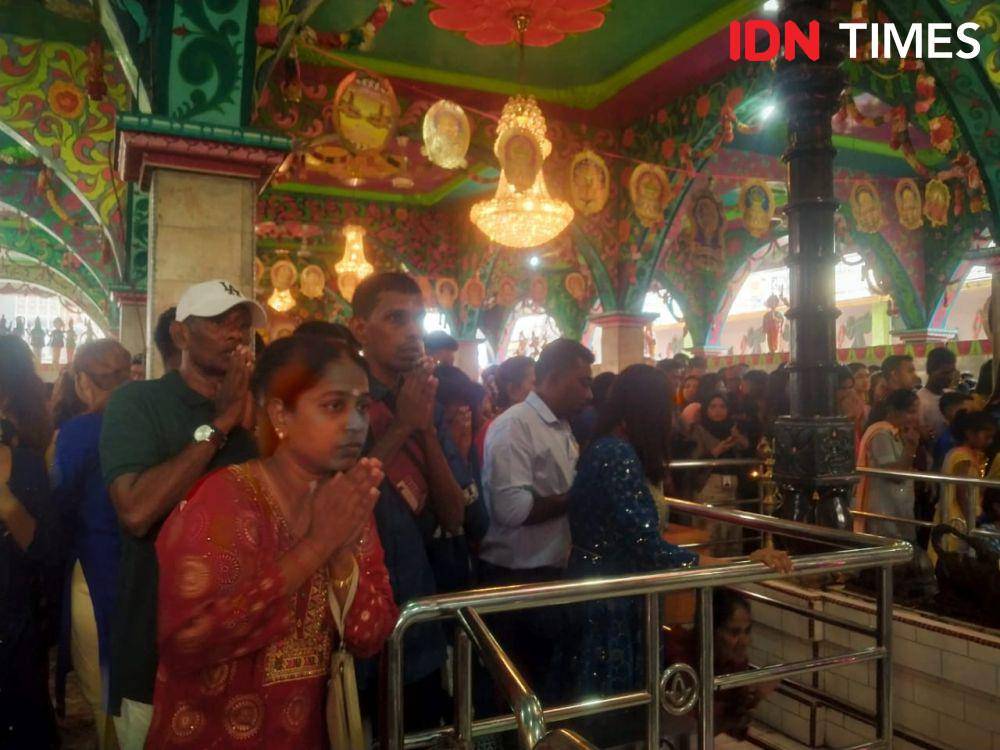 Umat Hindu di Medan saat merayakan momen Deepavali di Kuil Shri Mariamman (IDN Times/Eko Agus Herianto)