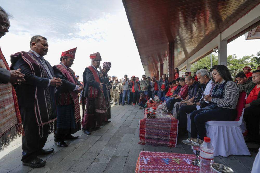 Ganjar Pranowo berkunjung ke Danau Toba yang berada di Kabupaten Tapanuli Utara, pada Minggu (12/11/2023) (IDN Times/Istimewa)