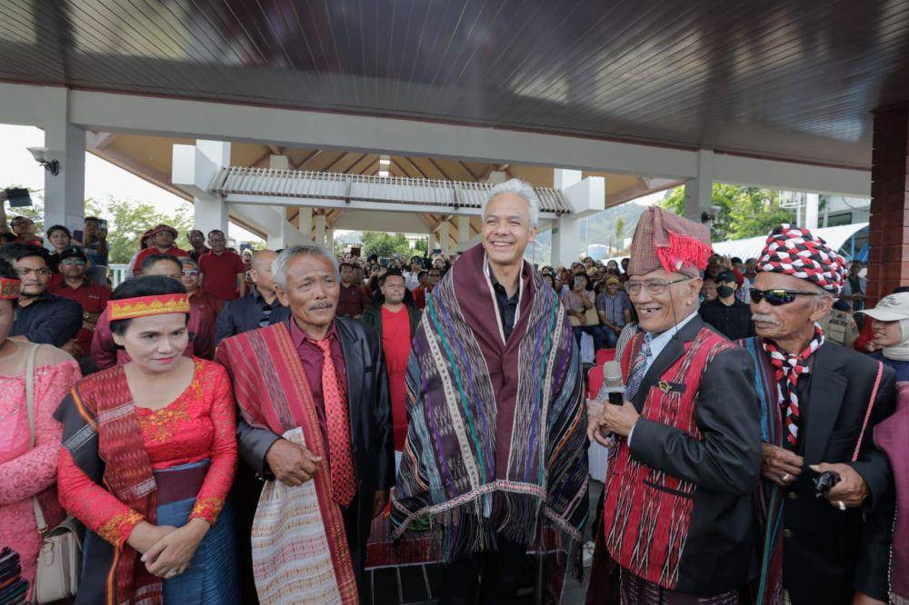 Ganjar Pranowo berkunjung ke Danau Toba yang berada di Kabupaten Tapanuli Utara, pada Minggu (12/11/2023) (IDN Times/Istimewa)