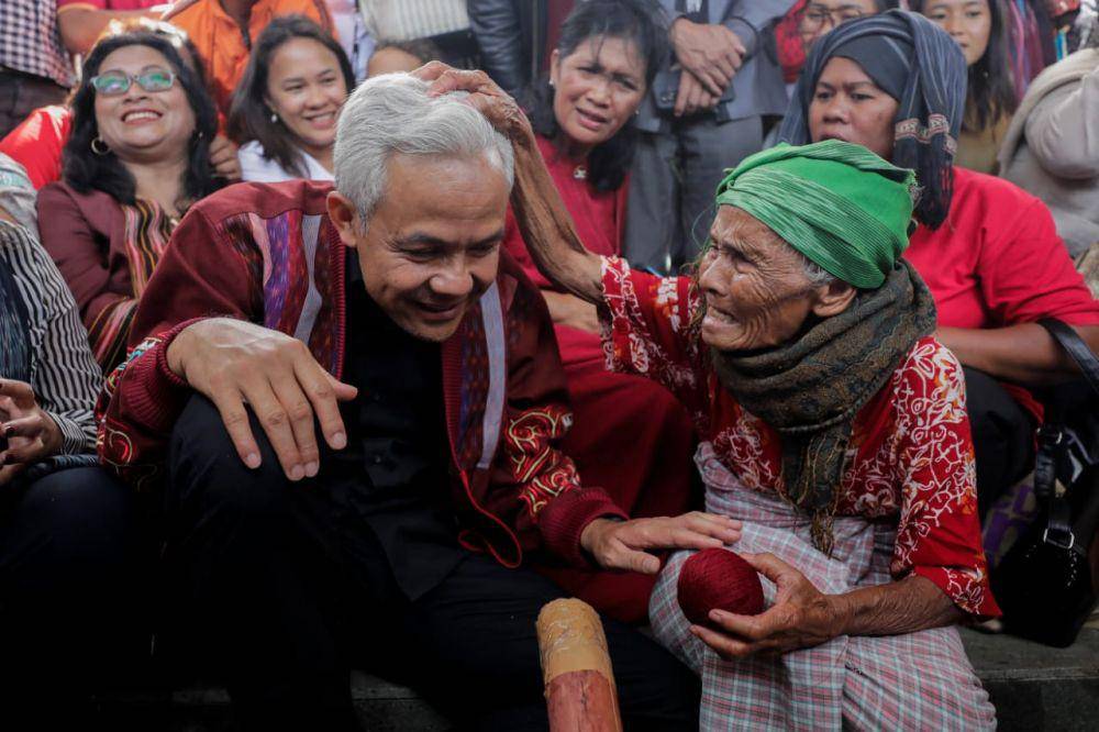 Ganjar Pranowo berkunjung ke Danau Toba yang berada di Kabupaten Tapanuli Utara, pada Minggu (12/11/2023) (IDN Times/Istimewa)