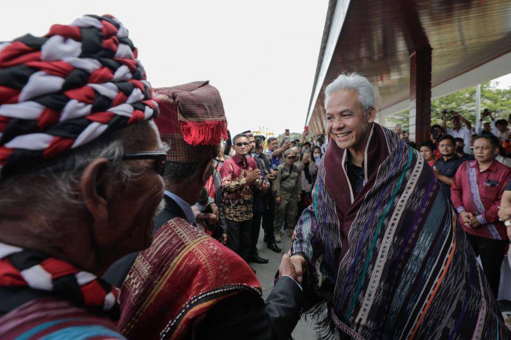Ganjar Pranowo berkunjung ke Danau Toba yang berada di Kabupaten Tapanuli Utara, pada Minggu (12/11/2023) (IDN Times/Istimewa)