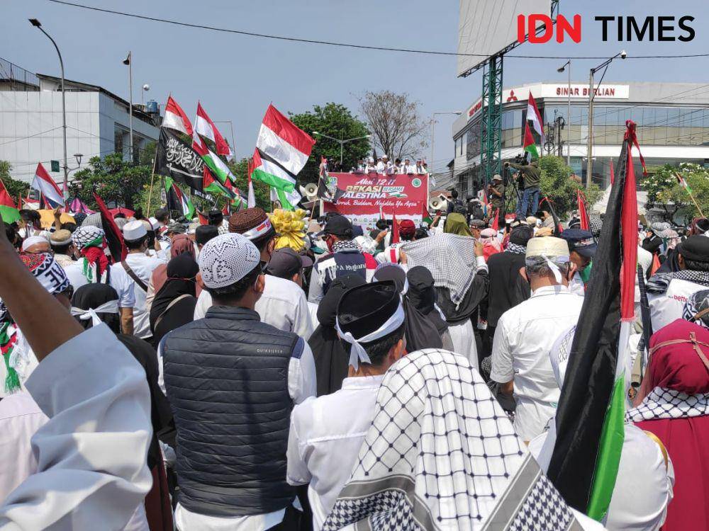 Massa aksi bela Palestina di Bekasi. (IDN Times/Imam Faishal)