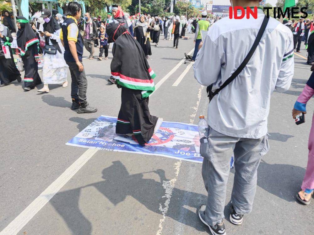Massa aksi bela Palestina di Bekasi. (IDN Times/Imam Faishal)