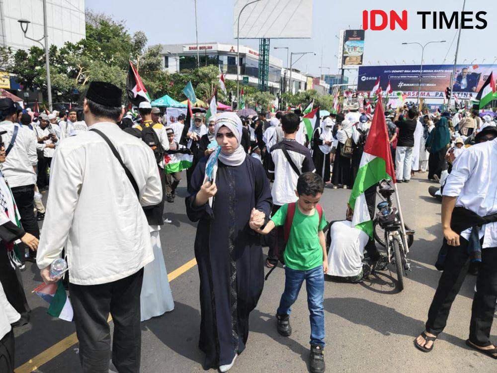 Massa aksi bela Palestina di Bekasi. (IDN Times/Imam Faishal)