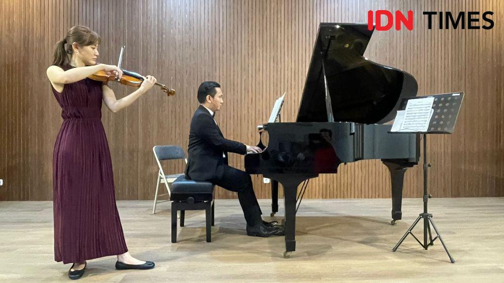 Saat Pebiola dan Pianis Gemakan Musik Klasik Rusia di Surabaya
