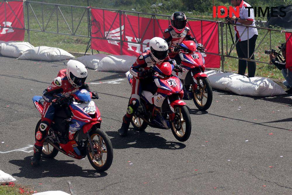 Pembalap Honda Indako FIF Adira KYT Summit Oto Pirelli Racing Team M Syirat Syauqi (tengah) (IDN Times/Arifin Al Alamudi)