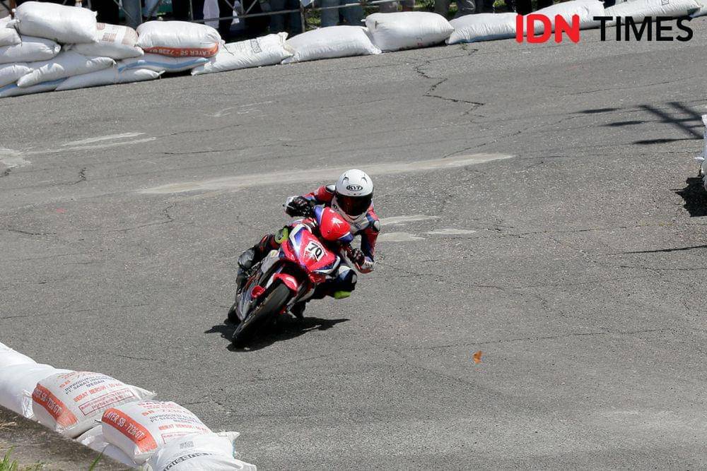 Pembalap Honda Indako FIF Adira KYT Summit Oto Pirelli Racing Team M Syirat Syauqi (IDN Times/Arifin Al Alamudi)