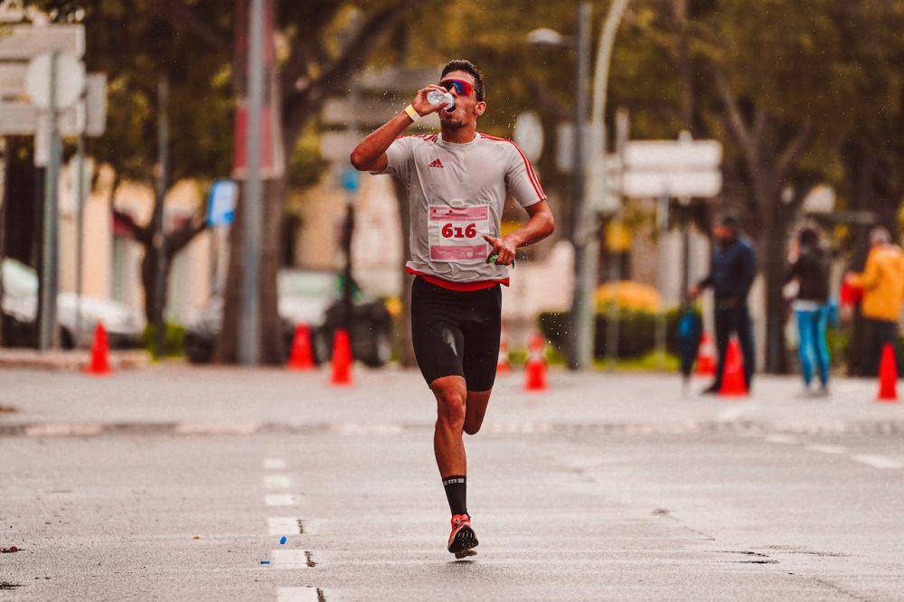 ilustrasi minum air putih saat lari (pexels.com/RUN 4 FFWPU)