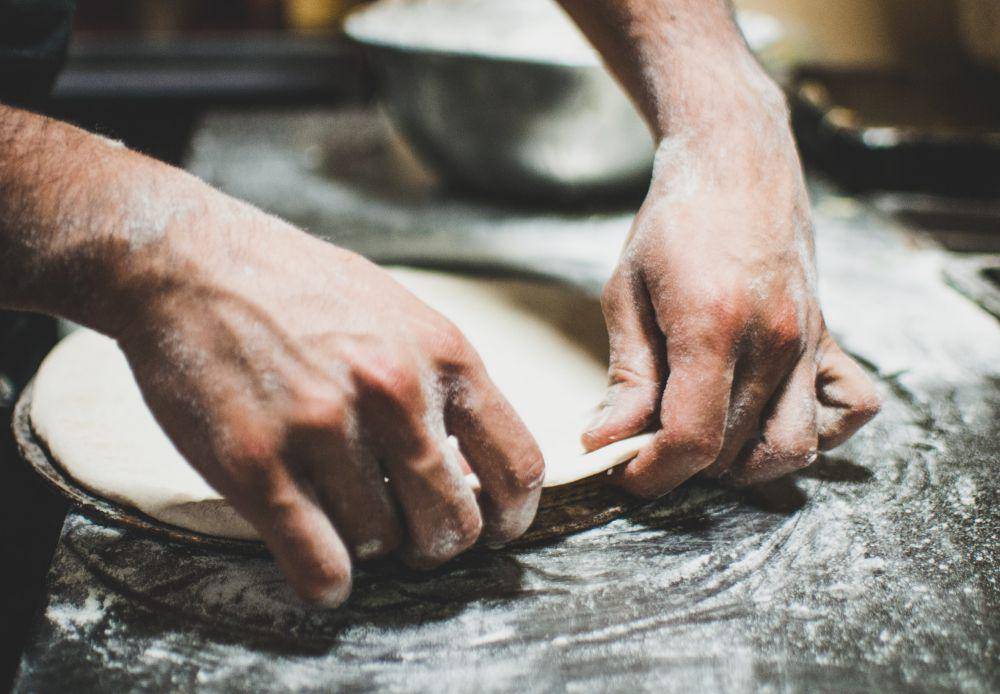 ilustrasi adonan pizza (unsplash.com/Juan Manuel Núñez Méndez)