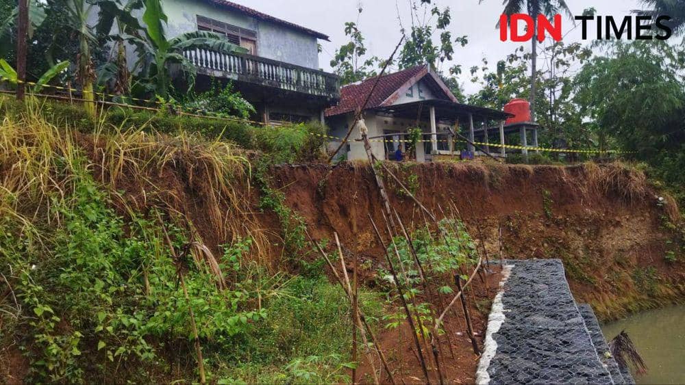 Beberapa rumah yang terancam akibat longsor yang terjadi di Sumpiuh, Banyumas.(IDN Times/Sujatmiko)