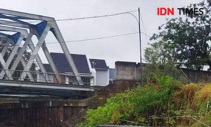 Rel ganda yang dibangun dengan membongkar pondasi bawah jembatan yang berfungsi meluruskan aliran air Sungai Kalireja.(IDN Times/Dok. Fortasi)