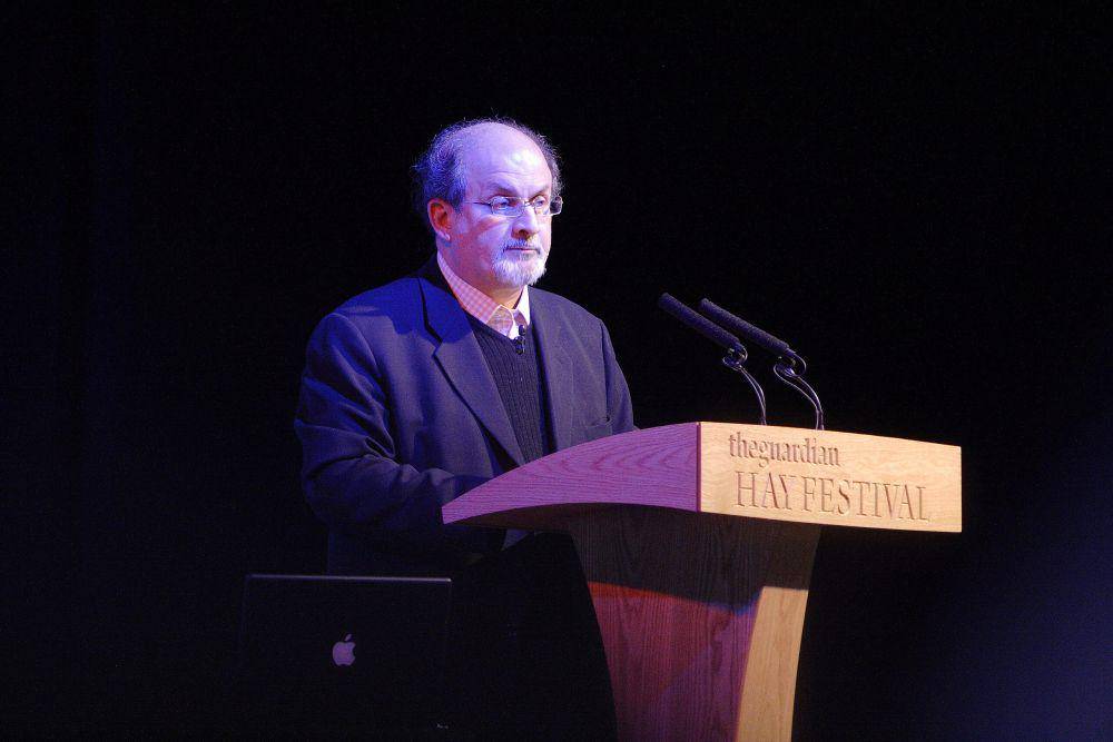 Salman Rushdie dalam acara Grand Mughal Akbar Ke-16 (commons.wikimedia.org/Alexander Baxevanis)