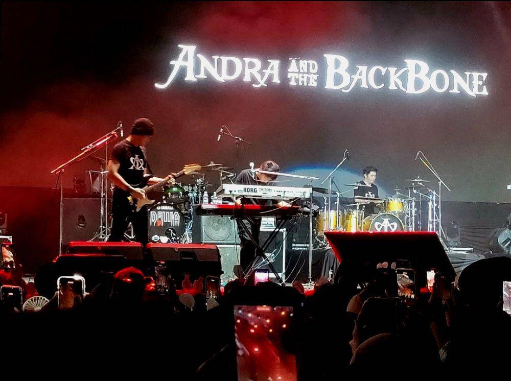 Andra and The Backbone tampil di atas panggung sebelum Dewa 19 (IDN Times/Bima Fadholallah)