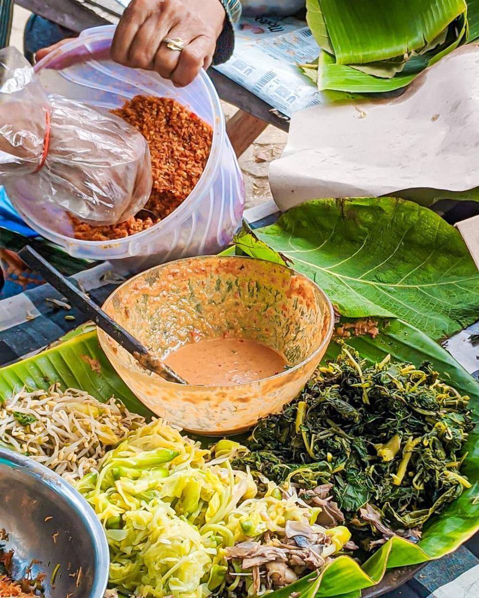 Sajian pecel Madiun di Pasar Pundensari. Instagram/ariemadione