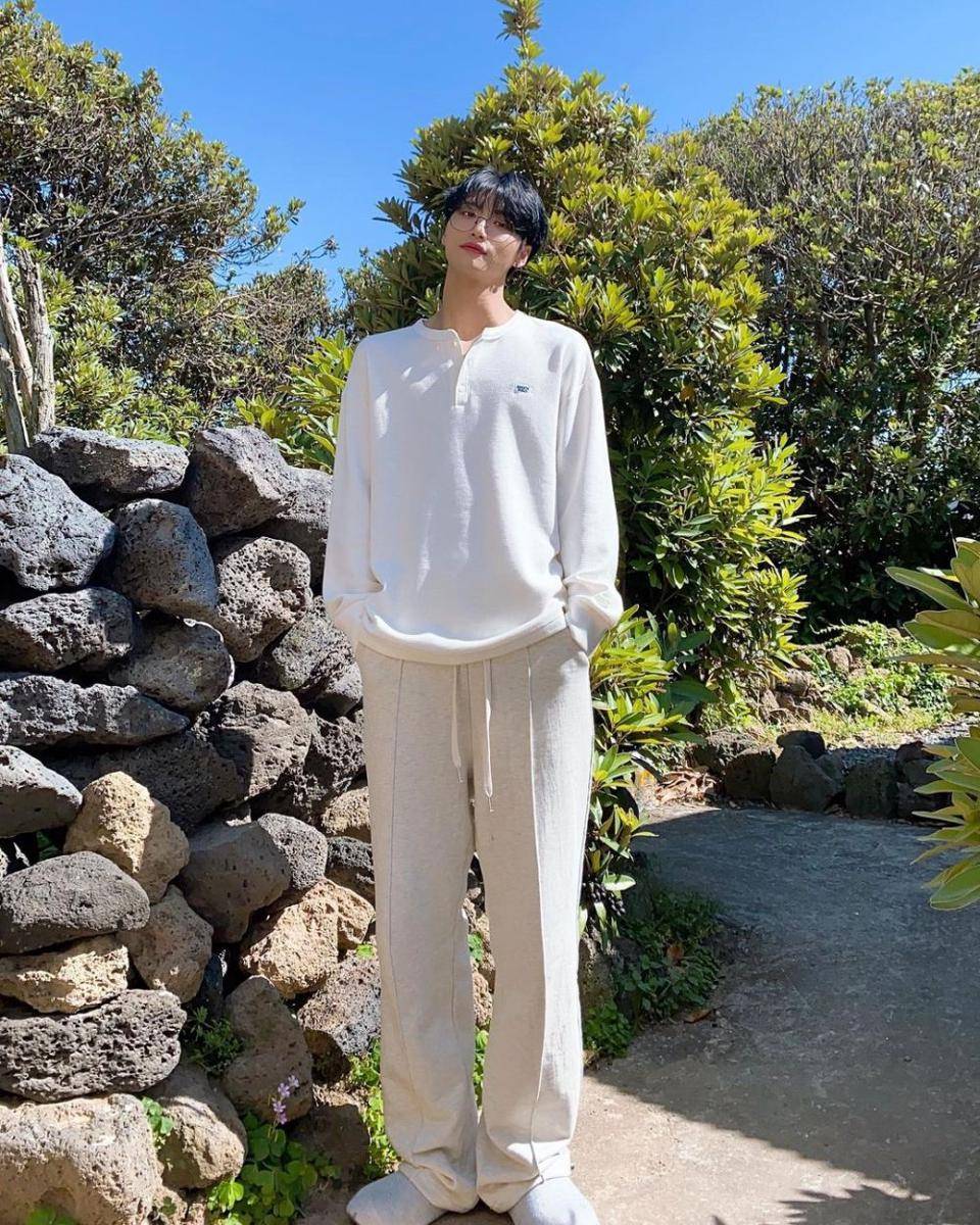 outfit oversize ala Seonghwa ATEEZ (instagram.com/ateez_official_)