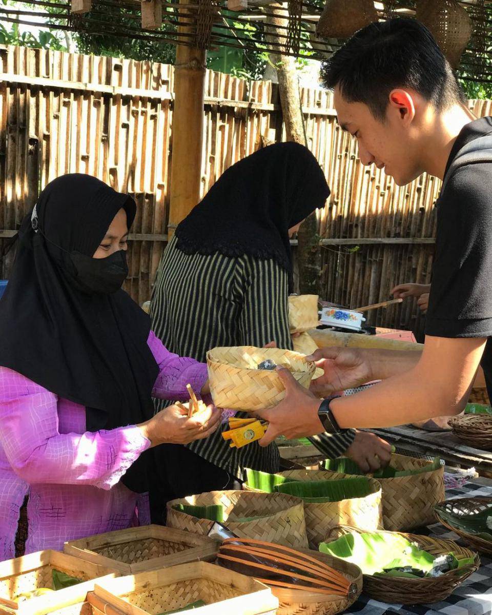 Penyajian di Pasar Pundensari menggunakan besek, tidak menggunakan plastik. Instagram/riantoe.soe