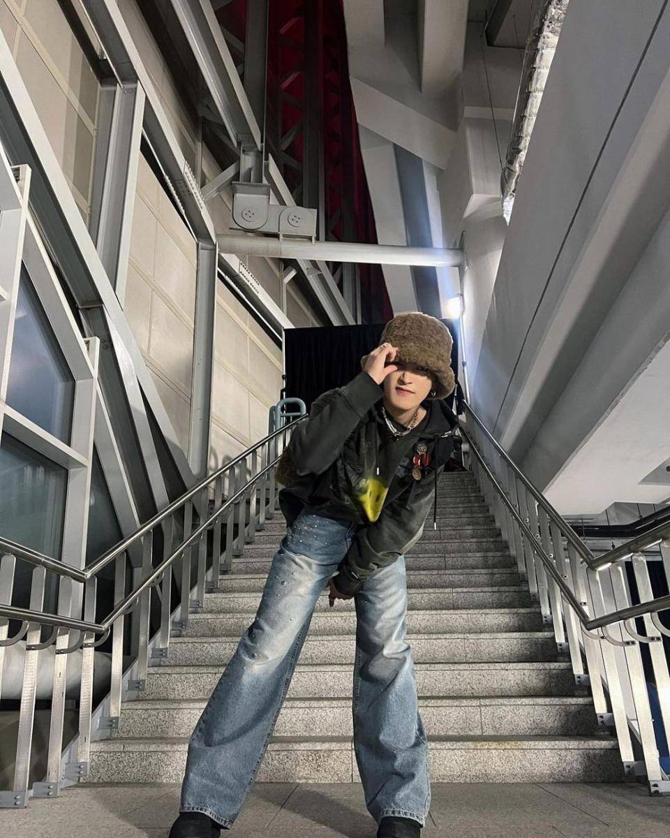 outfit oversize ala Hongjoong ATEEZ (instagram.com/ateez_official_)