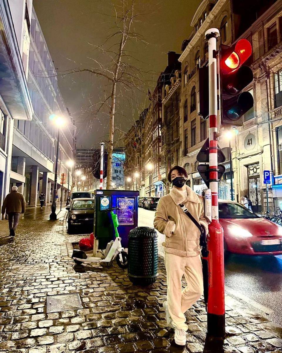 outfit oversize ala Seonghwa ATEEZ (instagram.com/ateez_official_)