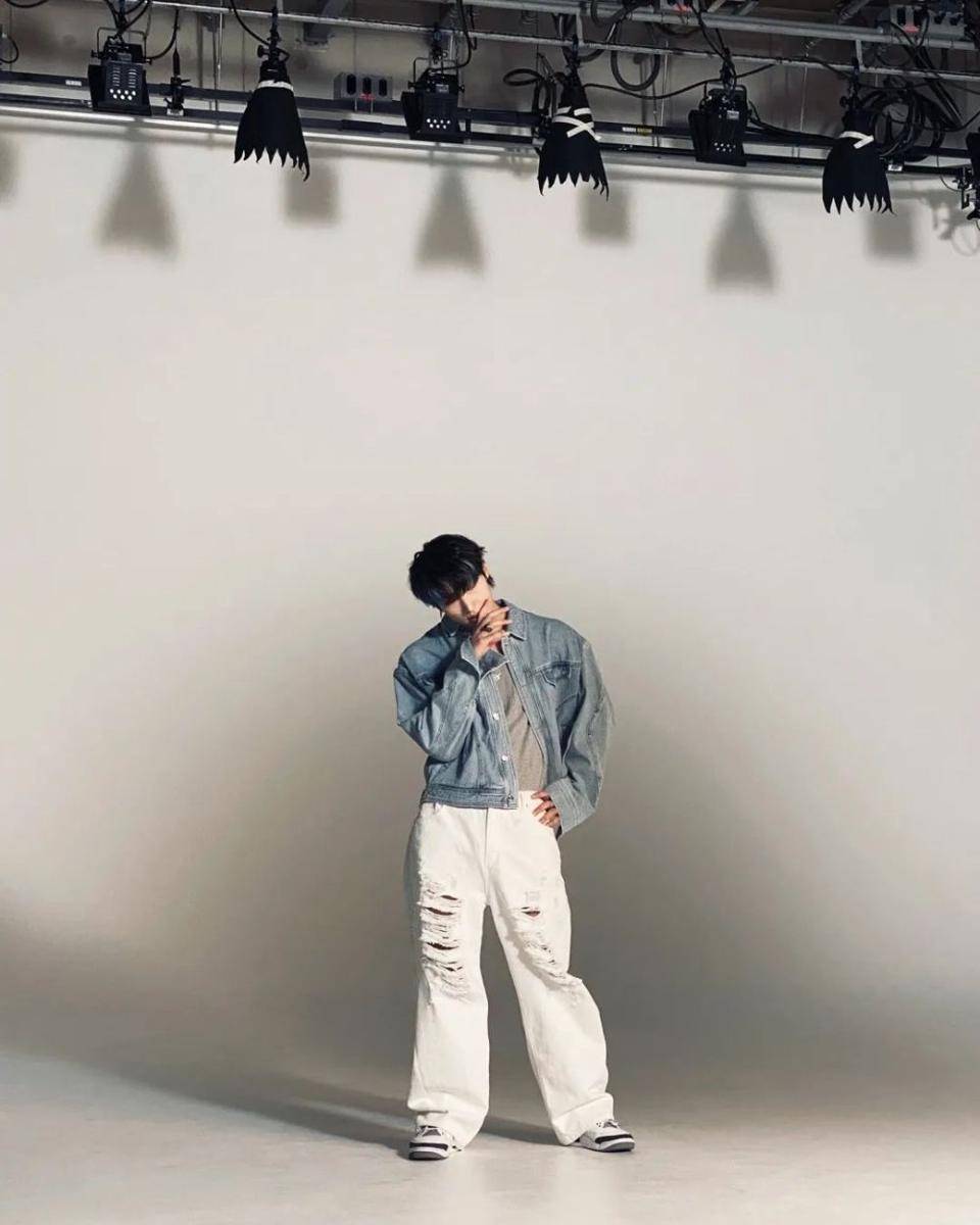outfit oversize ala Mingi ATEEZ (instagram.com/ateez_official_)