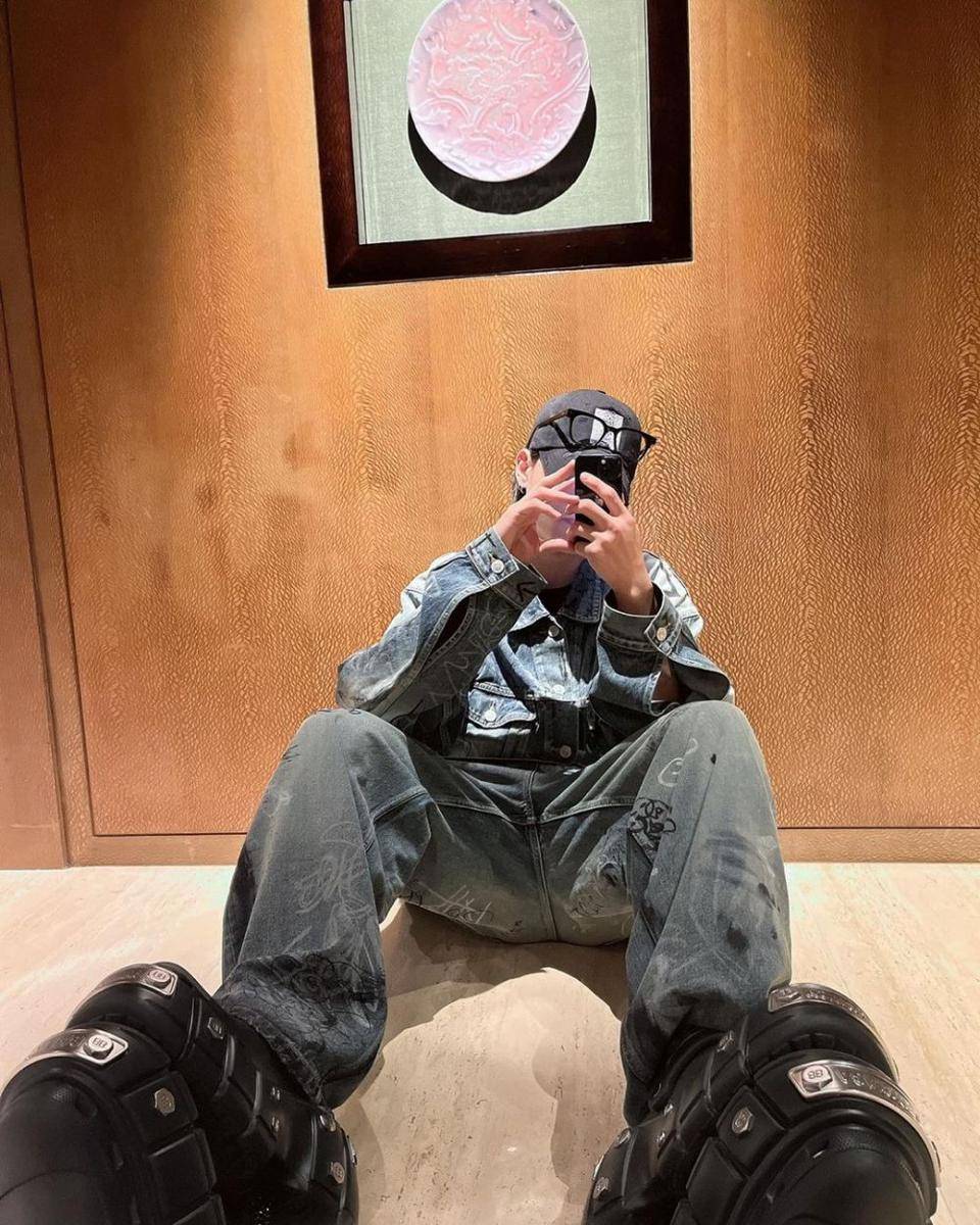 outfit oversize ala Wooyoung ATEEZ (instagram.com/ateez_official_)