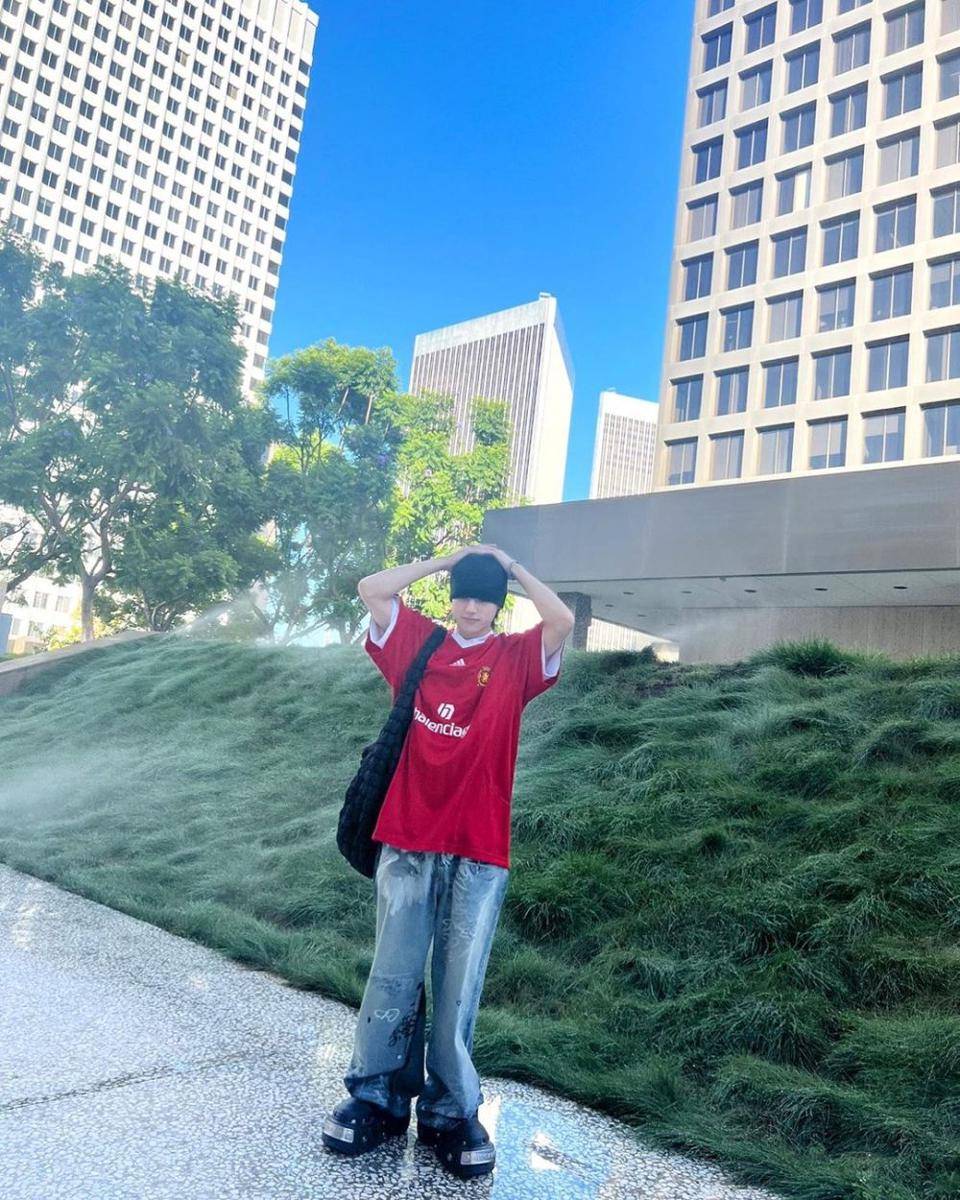 outfit oversize ala Wooyoung ATEEZ (instagram.com/ateez_official_)