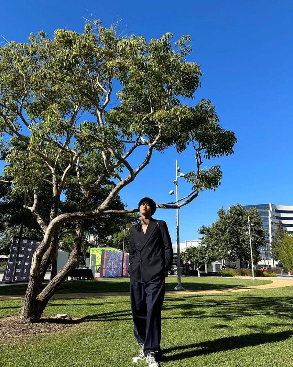 outfit oversize ala Seonghwa ATEEZ (instagram.com/ateez_official_)