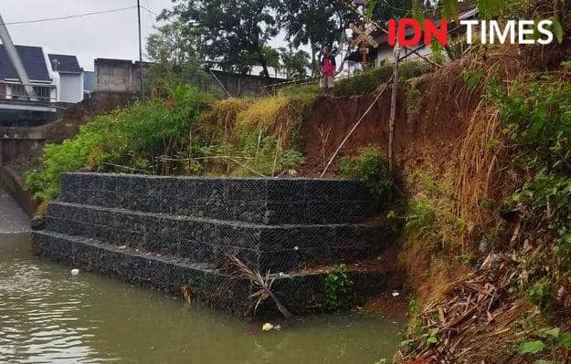 Banyumas Mulai Diguyur Hujan, Talud Sungai Kalireja di Sumpiuh Longsor