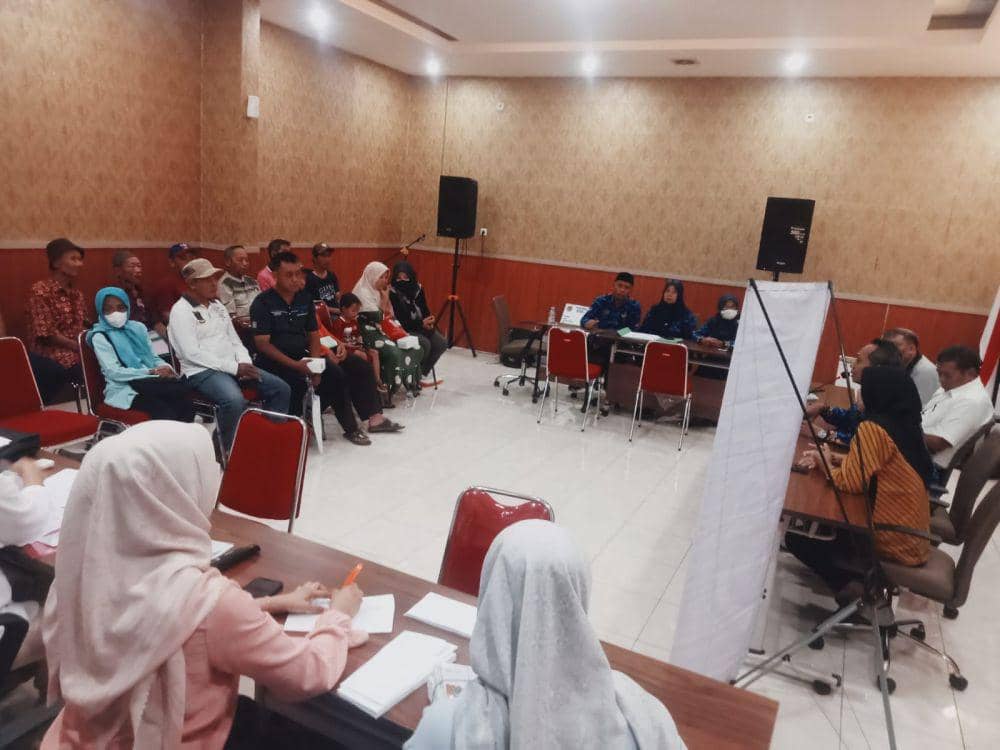 Warga saat menerima pembayaran ganti rugi lahan terdampak tol. IDN  Times/ istimewa